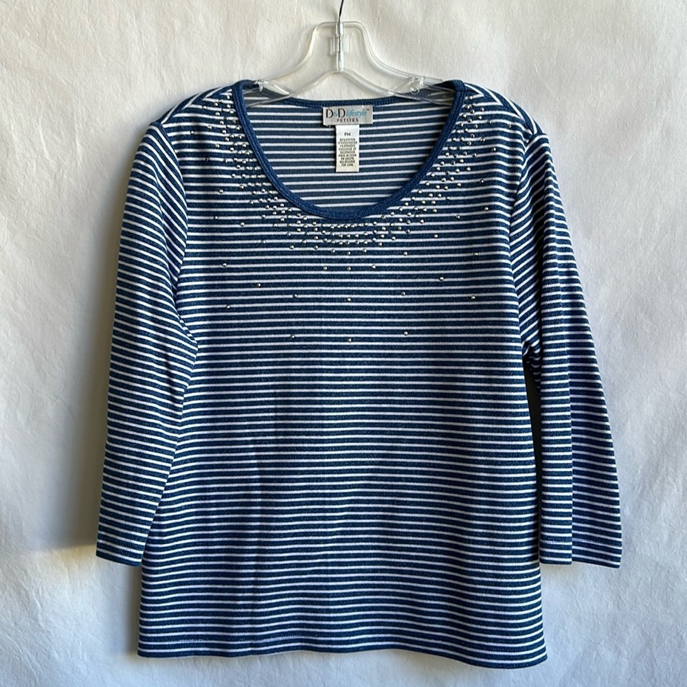 D & D Lifestyle blue and white top with silver bling, size PM